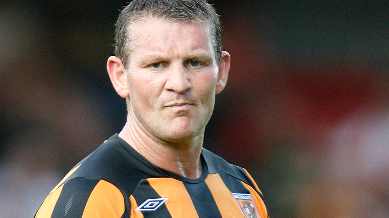 مواجهة عائلية حزينة.. نجم الدوري الإنجليزي السابق يلتمس التواصل مع ابنه